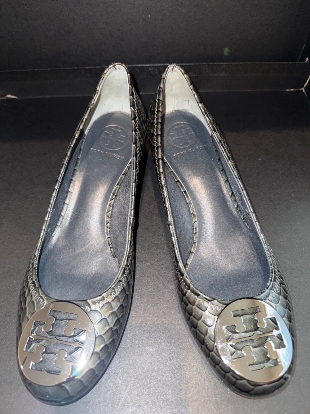 TORY BURCH , SIZE 9 METALLIC silver Snake Skin , features embossed , closed toe.